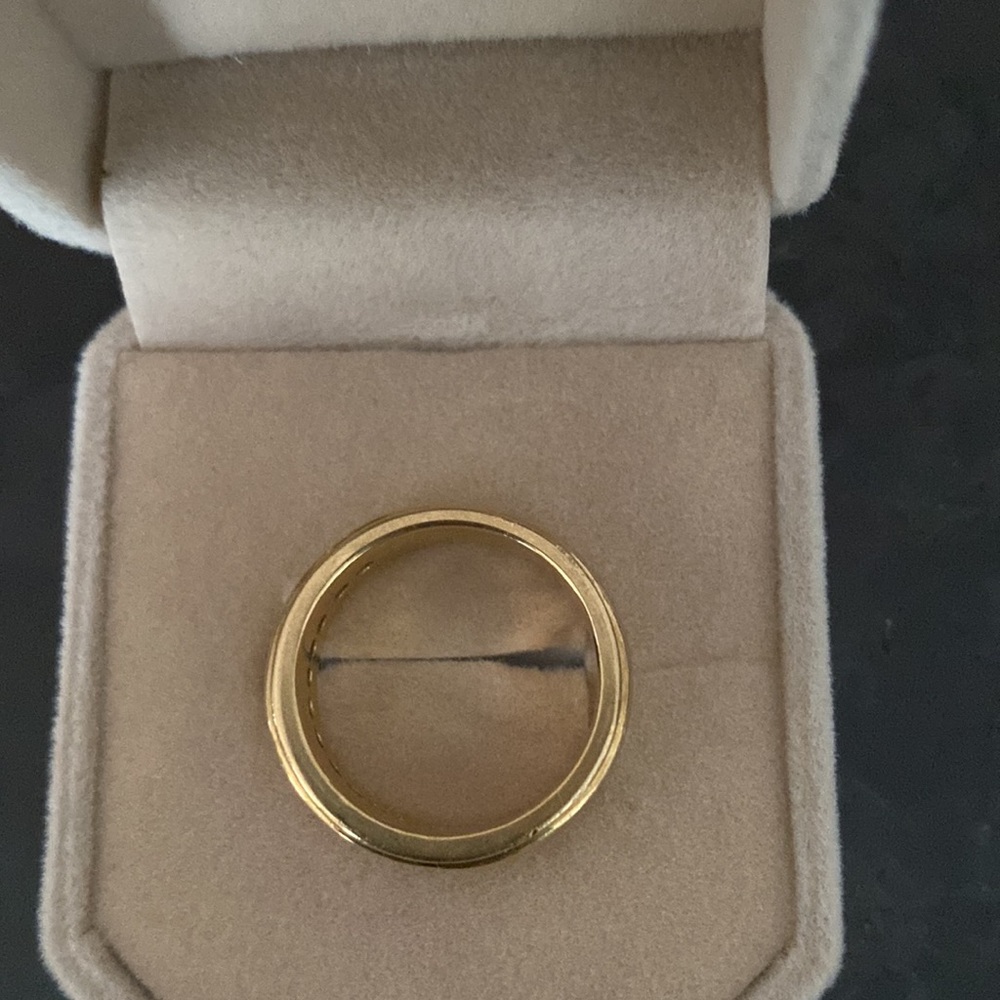 18 kt Gold and Diamond Band - Picture 2 of 7